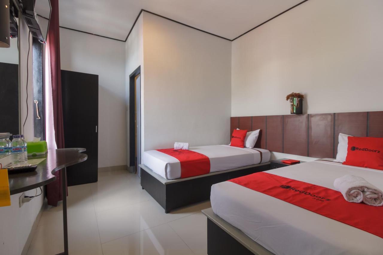 Reddoorz Near Jalan Sudirman Padang Hotel Exterior photo